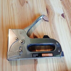 Heavy Duty Stapler Tacking Gun Staples size 5/32" - 9/16".  Like New!